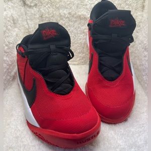 Nike Team Hustle D10 sneaker sz 5Y(Big Kids)